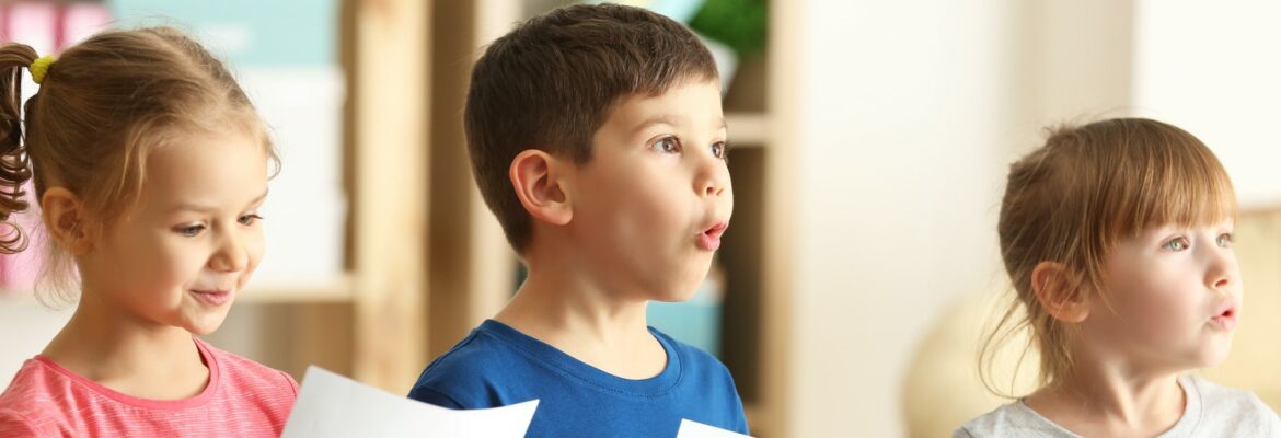 Ob das gemeinschaftliche Begrüßungslied im Morgenkreis oder ein alleine gesummtes Lied zum Basteln: Singen fördert Kinder.