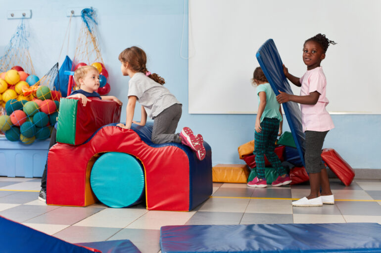 Bewegungsbaustelle in Kita: Alles über die Bewegungslandschaft | Pro