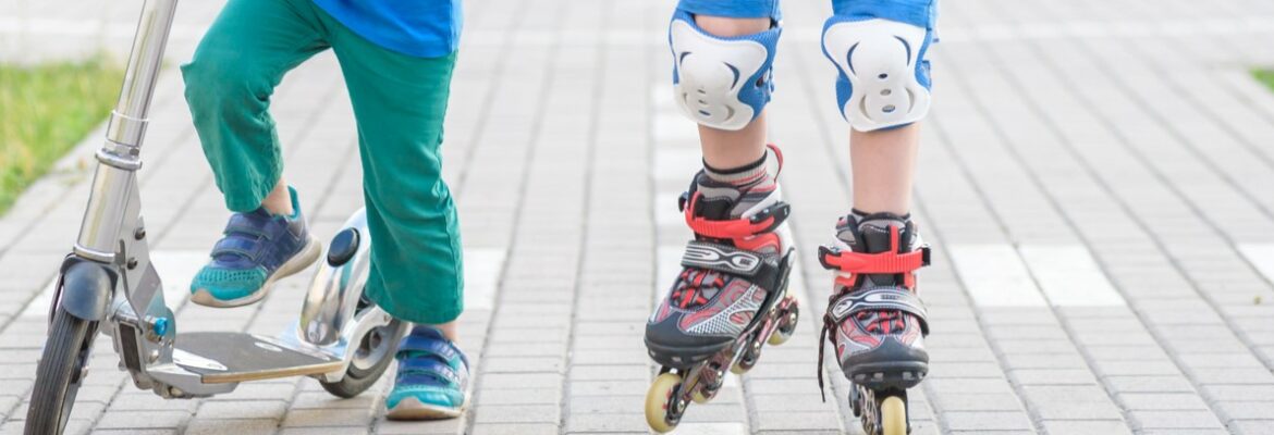 Kind fährt Inline-Skates, Kind fährt Roller, Kind mit Schutzhelm, Kindern Sicherheit in der Bewegung aufzeigen, Grobmotorik fördern, Ängste nehmen, Bewegungsicherheit Kinder fördern