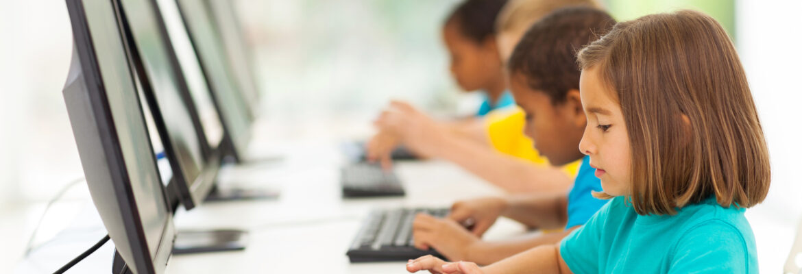 Computer Medienerziehung Kinder, Kinder sitzen vor einem Coputer, PC für Kinder, Kindergarten und Computer