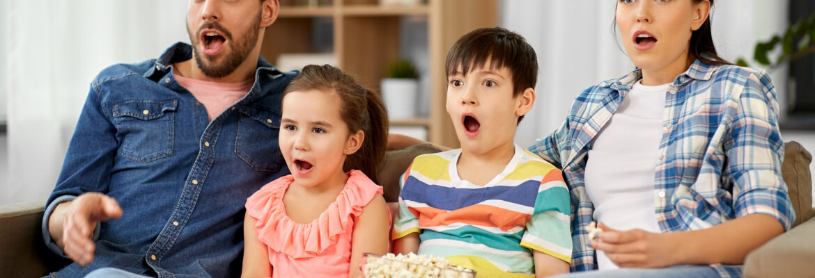 Fernsehen Medienerziehung, Als Familie gemeinsam Fernseher gucken, Kindern Filme erklären, Kindern Charaktere anhand von Mimik erklären
