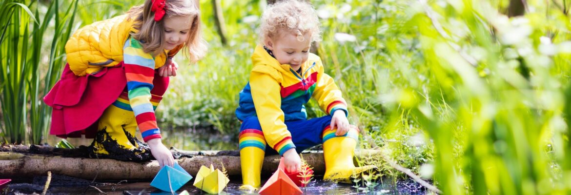 Ausflugsziele Kindergarten FrühlingKindern auf Entdeckungsreise, Kinder spielen am Wasser, Kinder in Gummistiefel, Frühling Kita,