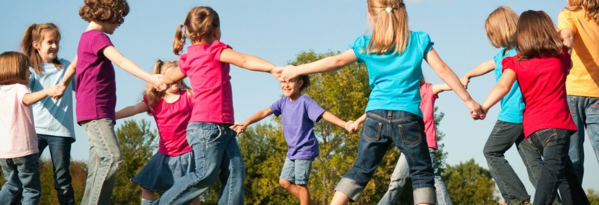 Kinderspiele im Kreis, Reigenspiele, Kinder stehen im Kreis zum Spielen, Kindersitzen im Kreis zum Spielen