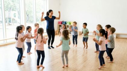 Pädagogin tanzt mit mehreren Kindern in einem hellen Bewegungsraum.