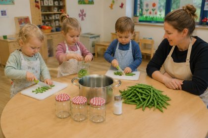 Kinder schneiden grüne Bohnen an einem Tisch mit Gläsern und Topf.